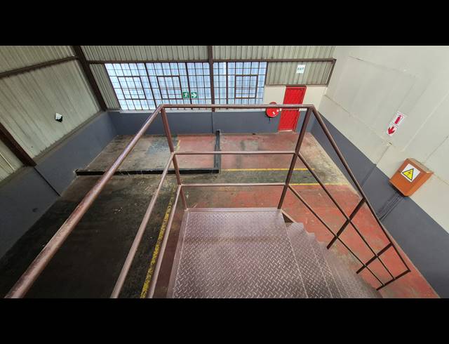 140M² FACTORY TO LET IN APEX